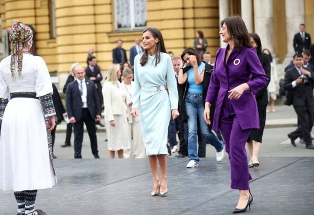 Kroatien, First Lady Sanja Music Milanovic und Königin Letizia von Spanien in Zagreb First Lady of Croatia Sanja Music Milanovic and Queen of Spain Her Majesty Letizia watching the performance of folklore groups in front of the building of the Croatian National Theater First Lady of Croatia Sanja Music Milanovic and Queen of Spain Her Majesty Letizia watching the performance of folklore groups in front of the building of the Croatian National Theater. A cultural program was held in front of the Croatian National Theater for the participants of the Summit of Spouses of European Leaders who discussed the prevention of childhood obesity in Europe, in Zagreb, Croatia, on May 10, 2023. SLAVKOxMIDZORxxxPIXSELL.HR