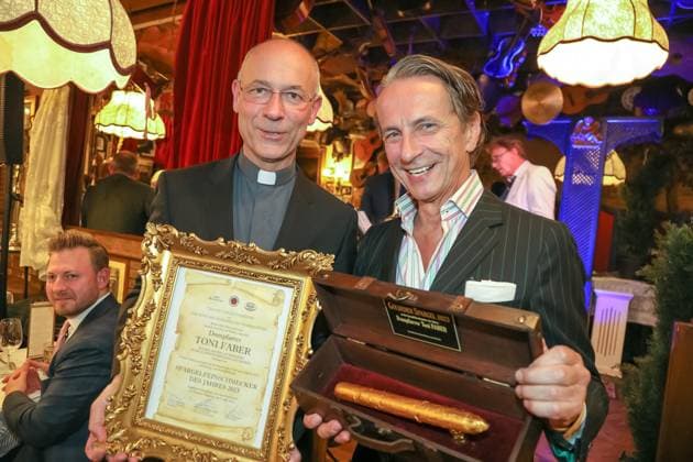 09 05 2023, Marchfelderhof Deutsch Wagram, award of the GOLDEN SPARGELS, to the 4 Hauben cook HUBERT WALLNER in the picture Dompfarrer Toni Faber, m d price, Christian Rainer, Laudator, award of the GOLDEN SPARGELS