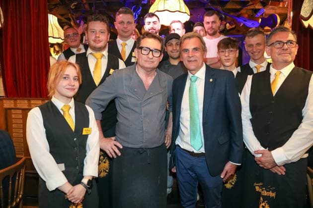 09 05 2023, Marchfelderhof Deutsch Wagram, award of the GOLDEN SPARGELS, to the 4 Hauben cook HUBERT WALLNER in the picture Marchfelderhof team, Christian Langer chef, Peter Grossmann GF Marchfelderhof, award of the GOLDEN SPARGELS