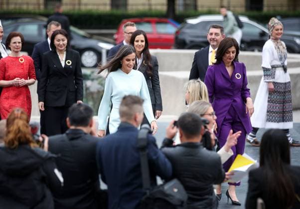 Kroatien, First Lady Sanja Music Milanovic und Königin Letizia von Spanien in Zagreb First Lady of Croatia Sanja Music Milanovic and Queen of Spain Her Majesty Letizia watching the performance of folklore groups in front of the building of the Croatian National Theater First Lady of Croatia Sanja Music Milanovic and Queen of Spain Her Majesty Letizia watching the performance of folklore groups in front of the building of the Croatian National Theater. A cultural program was held in front of the Croatian National Theater for the participants of the Summit of Spouses of European Leaders who discussed the prevention of childhood obesity in Europe, in Zagreb, Croatia, on May 10, 2023. SLAVKOxMIDZORxxxPIXSELL.HR
