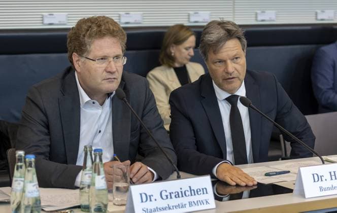 News Themen der Woche KW19 News Bilder des Tages Robert Habeck (Buendnis 90 Die Gruenen), Bundesminister fuer Wirtschaft und Klimaschutz und Vizekanzler, und Staatsekretaer Patrick Graichen, in der gemeinsamen Sitzung der Ausschuesse fuer Wirtschaft, und Klimaschutz und Energie. Berlin Deutschland *** Robert Habeck Buendnis 90 Die Gruenen , Federal Minister for Economic Affairs and Climate Protection and Vice Chancellor, and Secretary of State Patrick Graichen, at the joint meeting of the Committees for Economic Affairs, and Climate Protection and Energy Berlin Germany Copyright: xNicoxLepartz photothek.netx