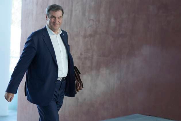 Auftakt der Ministerpraesidentenkonferenz im Kanzleramt Markus Soeder, der bayrische Ministerpraesident dynamisch und gelassen auf dem Weg zur Ministerpraesidentenkonferenz (MPK) im Bundeskanzleramt, 10.05.2023, Berlin Berlin Berlin Deutschland *** Opening of the Minister President Conference in the Chancellors Office Markus Soeder, the Bavarian Minister President dynamic and calm on the way to the Minister President Conference MPK in the Chancellors Office, 10 05 2023, Berlin Berlin Germany