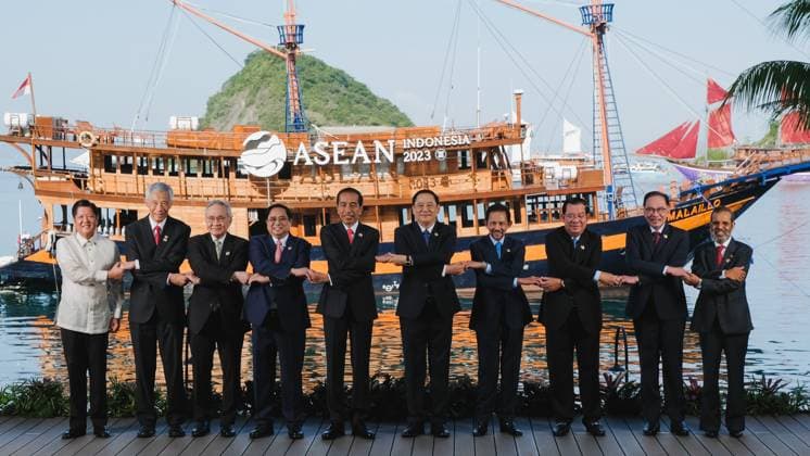 News Themen der Woche KW19 News Bilder des Tages Indonesien, ASEAN-Gipfel in Labuan Bajo (230510) -- LABUAN BAJO, May 10, 2023 -- Leaders attending the 42nd Association of Southeast Asian Nations (ASEAN) Summit pose for a group photo outside the venue in the town of Labuan Bajo in Indonesia, May 10, 2023. The 42nd ASEAN Summit formally kicked off in the town of Labuan Bajo in eastern Indonesia on Wednesday morning, with Indonesian President Joko Widodo urging ASEAN unity and economic integration for the regional bloc to play a central role in regional peace and development. ( Handout via Xinhua) INDONESIA-LABUAN BAJO-THE 42ND ASEAN SUMMIT-OPENING OrganizingxCommitteexofxthexASEANxSummitx2023 