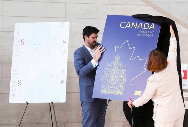 Kanada, Reisepass mit überarbeitetem Design May 10, 2023, Ottawa, ON, CAN: Sean Fraser, Minister of Immigration, Refugees and Citizenship, and Marie-France Lalonde, Parliamentary Secretary to the Minister of Immigration, Refugees and Citizenship unveil the new Canadian passport at the Ottawa International Airport in Ottawa on Wednesday, May 10, 2023. Ottawa CAN - ZUMAc35_ 20230510_zaf_c35_026 Copyright: xSeanxKilpatrickx
