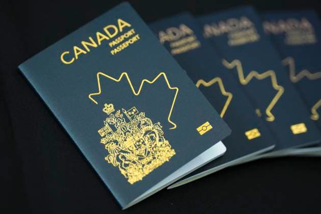 Kanada, Reisepass mit überarbeitetem Design May 10, 2023, Ottawa, ON, CAN: The new Canadian passport is unveiled at an event at the Ottawa International Airport in Ottawa on Wednesday, May 10, 2023. Ottawa CAN  - ZUMAc35_ 20230510_zaf_c35_035 Copyright: xSeanxKilpatrickx