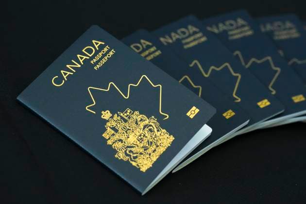 Kanada, Reisepass mit überarbeitetem Design May 10, 2023, Ottawa, ON, CAN: The new Canadian passport is unveiled at an event at the Ottawa International Airport in Ottawa on Wednesday, May 10, 2023. Ottawa CAN  - ZUMAc35_ 20230510_zaf_c35_037 Copyright: xSeanxKilpatrickx