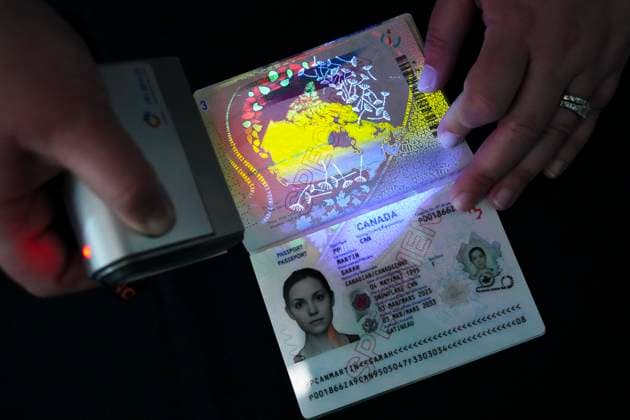 Kanada, Reisepass mit überarbeitetem Design May 10, 2023, Ottawa, ON, CAN: The new Canadian passport is unveiled at an event at the Ottawa International Airport in Ottawa on Wednesday, May 10, 2023. Ottawa CAN  - ZUMAc35_ 20230510_zaf_c35_045 Copyright: xSeanxKilpatrickx