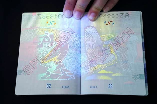 Kanada, Reisepass mit überarbeitetem Design May 10, 2023, Ottawa, ON, CAN: The new Canadian passport is unveiled at an event at the Ottawa International Airport in Ottawa on Wednesday, May 10, 2023. Ottawa CAN  - ZUMAc35_ 20230510_zaf_c35_053 Copyright: xSeanxKilpatrickx