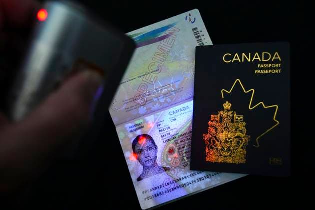 Kanada, Reisepass mit überarbeitetem Design May 10, 2023, Ottawa, ON, CAN: The new Canadian passport is unveiled at an event at the Ottawa International Airport in Ottawa on Wednesday, May 10, 2023. Ottawa CAN  - ZUMAc35_ 20230510_zaf_c35_056 Copyright: xSeanxKilpatrickx