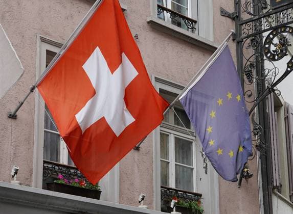 Foto Manuel Geisser 06.05.2023 Schweiz. Bild : Fahne Schweiz - EU *** Photo Manuel Geisser 06 05 2023 Switzerland picture flag Switzerland EU