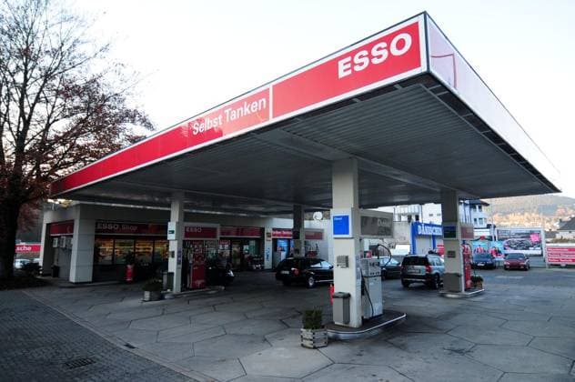 <p>Die Esso-Tankstelle in der Plettenberger Bahnhofstraße wurde Opfer eines bewaffneten Überfalls < p> Justiz, Kriminalität Deutschland NRW Plettenberg Copyright: MarkxSonneborn
