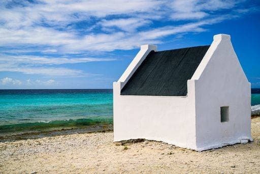 Niederländische Karibik RECORD DATE NOT STATED A view of the slave houses on Bonaire in the Caribbean with a blue sky and turquoise sea *** einer Ansicht des der Sklave Häuser am Bonaire ÊIn der Karibik mit einer Blau Himmel und türkis Meer 5022148