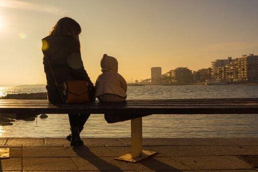 A mother with her baby enjoying the sunset at Playa del Cura in the coastal town of Torrevieja, Spain *** einer Mutter mit her Wickelkind genießend der Sonnenuntergang im Playa Entf Cura ÊIn der coastal Städtchens des Torrevieja, Spanien 5050386 ,model released, Symbolfoto