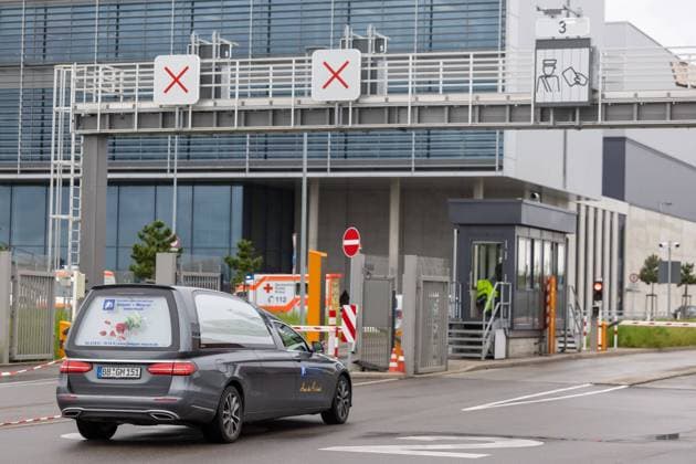 Bilder des Jahres 2023, News 05 Mai News Themen der Woche KW19 News Bilder des Tages Sindelfingen, Schuesse auf dem Werksgelaende von Mercedes-Benz, 11.05.2023 Ein Leichenwagen faehrt auf der Gelaende von Mercedes-Benz. Bei Schuessen auf einem Werksgelaende von Mercedes-Benz in Sindelfingen sind zwei Menschen getoetet worden. Die Polizei nahm einen 53-jaehrigen Tatverdaechtigen fest. Bei der betroffenen Halle handelt es sich um die neue Factory 56, in dieser wird die S-Klasse produziert. Die Halle wurde evakuiert. *** Sindelfingen, shooting on Mercedes Benz factory premises, 11 05 2023 A hearse is driving on the Mercedes Benz premises Two people were killed in a shooting on a Mercedes Benz factory premises in Sindelfingen Police arrested a 53-year-old suspect The hall affected is the new Factory 56, where the S Class Copyright: xDennisxDuddek xEibnerxPressefotox EP_DDK