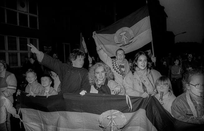 Internationaler Frauentag DDR, Berlin, 08.03.1990, Demonstration zum Internationalen Frauentag am 8. März, von der Kollwitzstatur auf dem Kollwitzplatz zum Rosa-Luxemburg-Platz, Â *** International Womens Day GDR, Berlin, 08 03 1990, demonstration for International Womens Day on 8 March, from the Kollwitz statue on Kollwitzplatz to Rosa Luxemburg Platz, Â