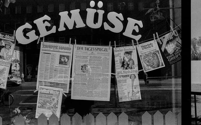 GemüseZeitung DDR, Berlin, 05.04.1990, Gemüse - und Zeitungsladen ??? Brunnenstraße, Â *** Vegetable newspaper GDR, Berlin, 05 04 1990, vegetable and newspaper store Brunnenstraße, Â