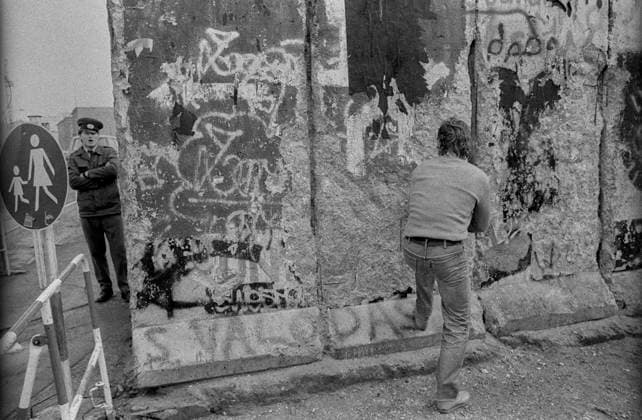 Mauerspecht DDR, Berlin, 20.02.1990, Mauer am Potsdamer Platz, Mauerspecht, und Grenzsoldat, Â *** Wall woodpecker GDR, Berlin, 20 02 1990, wall at Potsdamer Platz, wall woodpecker, and border guard, Â
