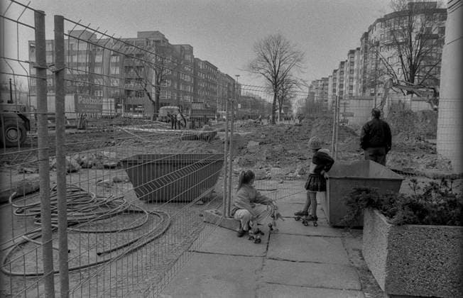 Ost_West_Verbund DDR, Berlin, 15.03.1990, Kreuzung Brunnenstraße Bernauer Str., Blick zum Wedding, die beiden Stadtteile werden wieder verbunden, Kinder mit Rollschuhen, Â *** East West compound GDR, Berlin, 15 03 1990, crossing Brunnenstraße Bernauer Str , view to Wedding, the two districts are connected again, children with roller skates, Â