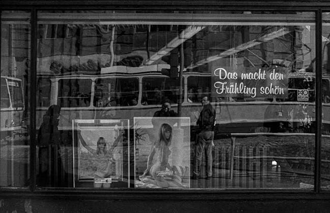 Schaufensterwerbung DDR, Berlin, 05.04.1990, Zeitschriften (oder Fotos) mit nackten Frauen in einem Schaufenster - Frühling ???, Â *** Shop window advertising GDR, Berlin, 05 04 1990, magazines or photos with naked women in a shop window spring , Â