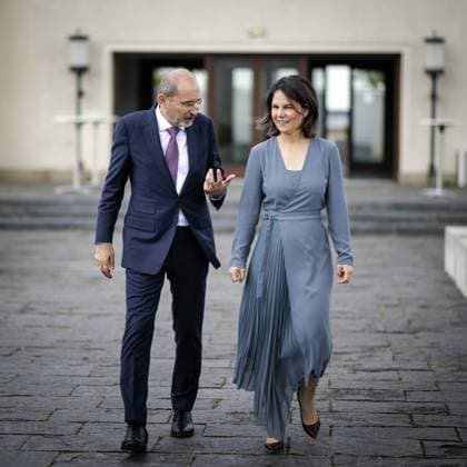 Annalena Baerbock, German Foreign Minister, invites to cloverleaf meeting in Berlin Pictured here on the way to a joint working lunch R L Annalena Baerbock, German Foreign Minister, and Ayman Safadi , Foreign Minister of Jordan Berlin, 11 05 2023 Berlin Germany Copyright: xJaninexSchmitz photothek.dex