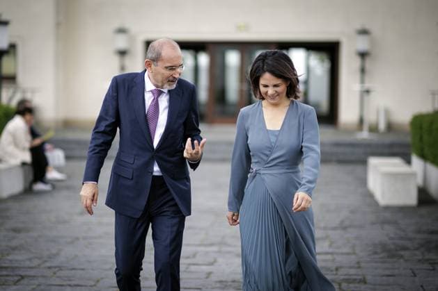 Annalena Baerbock, German Foreign Minister, invites to cloverleaf meeting in Berlin Pictured here on the way to a joint working lunch R L Annalena Baerbock, German Foreign Minister, and Ayman Safadi , Foreign Minister of Jordan Berlin, 11 05 2023 Berlin Germany Copyright: xJaninexSchmitz photothek.dex