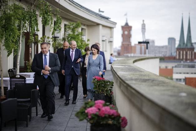 Annalena Baerbock, German Foreign Minister, invites to cloverleaf meeting in Berlin Pictured here on the way to a joint working lunch L R Ayman Safadi , Foreign Minister of Jordan, and Annalena Baerbock, German Foreign Minister, and behind them Sameh Shoukry, Foreign Minister of Egypt and Catherine Colonna, Foreign Minister of France B Copyright: xJaninexSchmitz photothek.dex