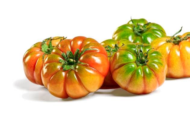 fresh natural green and red tomatoes background Copyright: xgualtieroxboffix xDesignxPicsx , 30964930 Copyright: gualtieroxboffix xDesignxPics 30964930