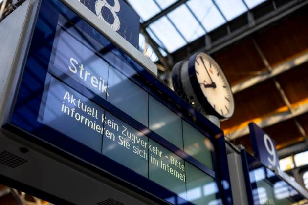 Bahnstreik der EVG, Themenbild, Symbolbild, 21.04.23 Lübeck Schleswig-Holstein Germany *** Railroad strike of the EVG, theme picture, symbol picture, 21 04 23 Lübeck Schleswig Holstein Germany Copyright: xAgentur54Gradx xFelixxKoenigx