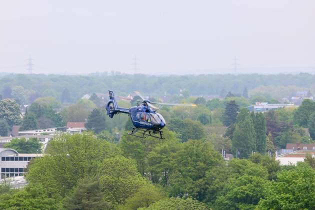 Einsatz eskaliert in Ratingen: Explosionen, Schüsse und schwerverletzte Einsatzkräfte Gegen 11:20 Uhr gab es am Donnerstag, 11.05.2023 in Ratingen in einem Hochhaus einen Polizeieinsatz wegen eines vermeintlichen Suizides. Hinzugerufene Feuerwehrleute öffneten die Wohnungstür, woraufhin die Polizei die Wohnung betrat. Wenige Sekunde später gab es eine enorme Explosion in der Wohnung wodurch mehrere Einsatzkräfte schwer verletzt wurden. In der Wohnung verblieb der Mieter, welcher sich dort verschanzte. Bei dem anschließenden Großeinsatz kamen zahlreiche SEK-Kräfte aus ganz NRW zum Einsatz, sieben Rettungshubschrauber wurden parallel eingesetzt. SEK-Beamte schossen von Nachbarbalkonen auf die Scheiben um anschließend vom angrenzende