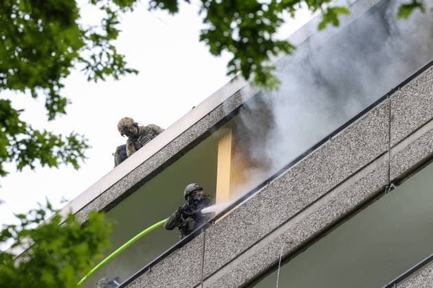 News Bilder des Tages Einsatz eskaliert in Ratingen: Explosionen, Schüsse und schwerverletzte Einsatzkräfte Gegen 11:20 Uhr gab es am Donnerstag, 11.05.2023 in Ratingen in einem Hochhaus einen Polizeieinsatz wegen eines vermeintlichen Suizides. Hinzugerufene Feuerwehrleute öffneten die Wohnungstür, woraufhin die Polizei die Wohnung betrat. Wenige Sekunde später gab es eine enorme Explosion in der Wohnung wodurch mehrere Einsatzkräfte schwer verletzt wurden. In der Wohnung verblieb der Mieter, welcher sich dort verschanzte. Bei dem anschließenden Großeinsatz kamen zahlreiche SEK-Kräfte aus ganz NRW zum Einsatz, sieben Rettungshubschrauber wurden parallel eingesetzt. SEK-Beamte schossen von Nachbarbalkonen auf die Scheiben um anschließend vom angrenzende