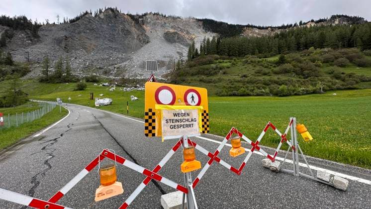 Bilder des Jahres 2023, News 05 Mai News Themen der Woche KW19 News Bilder des Tages Schweiz, Riesige Felsmassen bedrohen Dorf Brienz - Evakuierung gestartet Das Berdorf Brienz Brinzauls wird evakuiert. Schon seit Dienstag laufen große Evakuierungsmaßnahmen im Ort. Grund ist eine akute Steinschlaggefahr im gesamten Ort. Das Schweizer Alpendorf rutscht seit Jahren. Der gesamte Ort ist in Bewegung. Bis zu einem Meter pro Jahr rutscht das Dorf ins Tal. Nun drohen jedoch riesige Gesteinsmassen das Dorf komplett zu begraben. Bis zu zwei Millionen Kubikmeter Felsmaterial seien in Bewegung Man rechnet damit, dass die Felsen in den kommenden 7 bis 24 Tagen abstürzen oder abrutschen werden. Besonders gefährlich die aktuelle Wetterlage. Dauerregen hat die Gefahr massiv erhöht. Durchweg hört man ein Grollen Ð Gesteinsmassen rollen gen Tal. Vor allem an Hängen unterhalb des Berges sieht man die Bewegung des