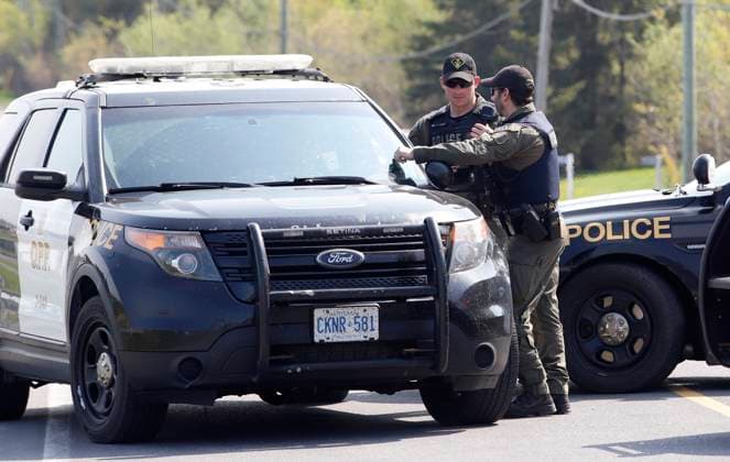 Kanada, Polizei-Ermittlungen nach Mord an Polizisten bei Bourget, Ontario May 11, 2023, Bourget, ON, Canada: OPP officers stand near the scene of a shooting where one Ontario Provincial Police officer was killed and two others were injured in the town of Bourget, Ont. on Thursday, May 11, 2023. Bourget Canada  - ZUMAc35_ 20230511_zaf_c35_024 Copyright: xPatrickxDoylex