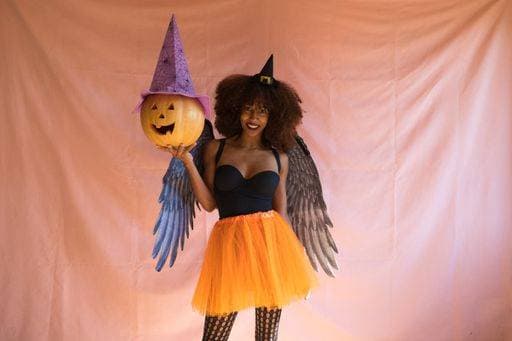 RECORD DATE NOT STATED A young Afro-American woman in a witch costume with a pumpkin for Halloween party *** einer Jung Afro amerikanisch Frau ÊIn einer Hexe Kostüm mit einer Kürbis für Halloween Fest 5164332 ,model released, Symbolfoto