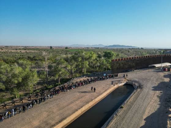 News Bilder des Tages YUMA, AZ - MAY 11: Migrants seen set to cross the border at Cocopah Indian Reservation before Title 42 is set to end at 11:59pm allowing all migrants to apply for asylum after the three-year COVID-era health ban. Yuma, Arizona on May 11, 2023. Copyright: xDeeCeexCarterx