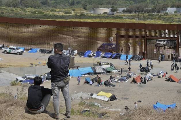 Bilder des Jahres 2023, News 05 Mai News Themen der Woche KW19 News Bilder des Tages Migrants stuck between the primary and secondary fencing at the Tijuana-San Diego border for over a week, wait and hope to be allowed to immigrate to the U.S. more easily after the Title-42 deportation order expires on May 11, as seen from Tijuana, Mexico on Thursday, May 11, 2023.  TIJ2023051115 CarlosxMoreno UPI