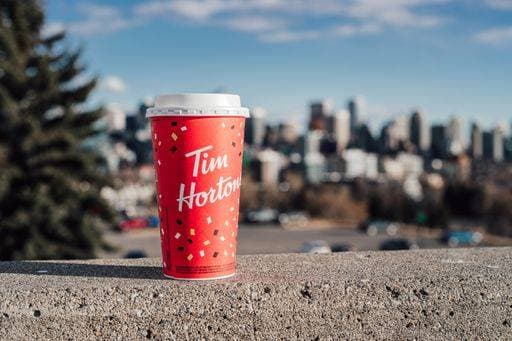 RECORD DATE NOT STATED Red Tim Hortons cup on a cement wall with the cityscape in the background *** Roter Tim Hortons Tasse am einer Zement Mauer mit der Stadtbild ÊIn der Hintergrund 5323460
