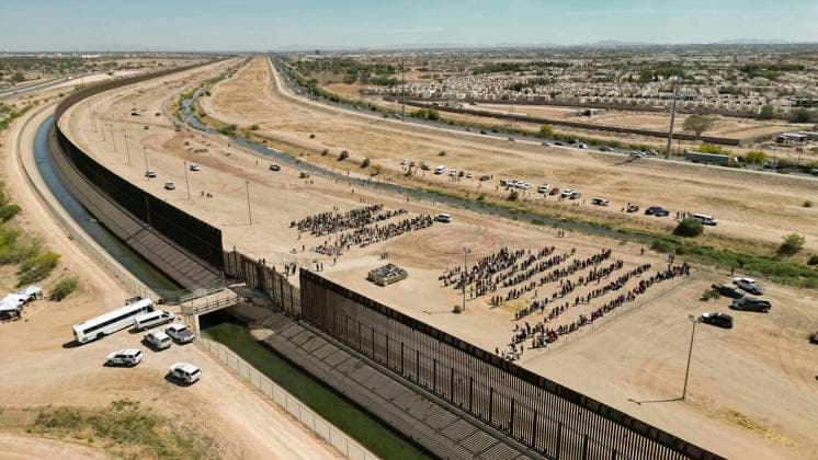 Aerial picture shows hundreds of migrants as they wait next to the border wall in El Paso, Texas, USA, 11 May 2023. The United States Border Patrol has detained 2,500 migrants in the last 48 hours and expects to complete their processing and transfer to its facilities in the next 24 hours, the head of the National Border Patrol, Raul Ortiz, announced Thursday. US Border Patrol detains 2,500 people in hours before the end of Title 42 !ACHTUNG: NUR REDAKTIONELLE NUTZUNG!  Copyright: xJonathanxFernandezx AME8788 20230512-f3e206e5ff49d7c15552aa1c916d41e77b9cdba9