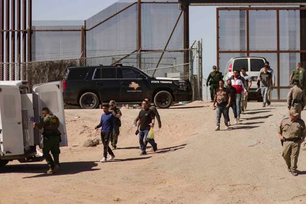 Detained migrants are taken by members of the US Border Patrol to a vehicle next to the border wall in El Paso, Texas, USA, 11 May 2023. The United States Border Patrol has detained 2,500 migrants in the last 48 hours and expects to complete their processing and transfer to its facilities in the next 24 hours, the head of the National Border Patrol, Raul Ortiz, announced Thursday. US Border Patrol detains 2,500 people in hours before the end of Title 42 !ACHTUNG: NUR REDAKTIONELLE NUTZUNG!  Copyright: xJonathanxFernandezx AME8793 20230512-3f9b606a83a6b80e157964b8905e9df430cad16b