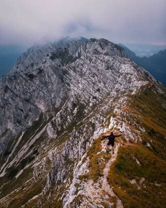 RECORD DATE NOT STATED An aerial shot of a man hiking on the Piatra Craiului, Carpathian Mountains, with a misty sky *** An&Verkauf aerial erschossen des einer Mann Wandern am der Piatra Craiului, karpatischen Mountains, mit einer nebelbedeckte Himmel 5475672