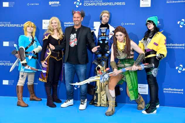 Tom Lehel with cosplayers Link, Zelda, Soldier 76, Aloy and Killjoy at the German Computer Game Award 2023 ceremony at Spindler Klatt Berlin, 11 05 2023. Foto:xN.xKubelkax xFuturexImage