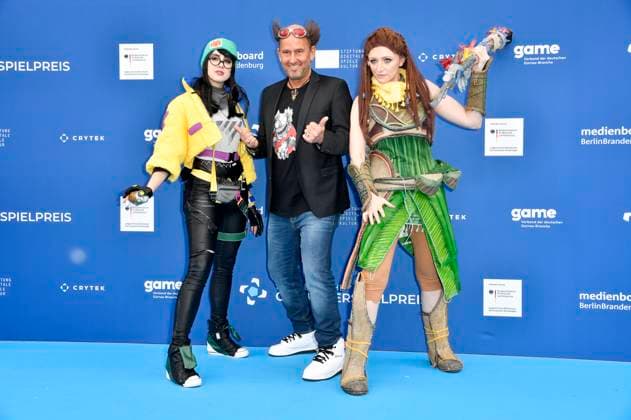 Tom Lehel with cosplayers Killjoy and Aloy at the German Computer Game Award 2023 ceremony at Spindler Klatt Berlin, 11 05 2023 Foto:xN.xKubelkax xFuturexImage