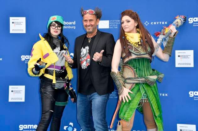 Tom Lehel with cosplayers Killjoy and Aloy at the German Computer Game Award 2023 ceremony at Spindler Klatt Berlin, 11 05 2023 Foto:xN.xKubelkax xFuturexImage