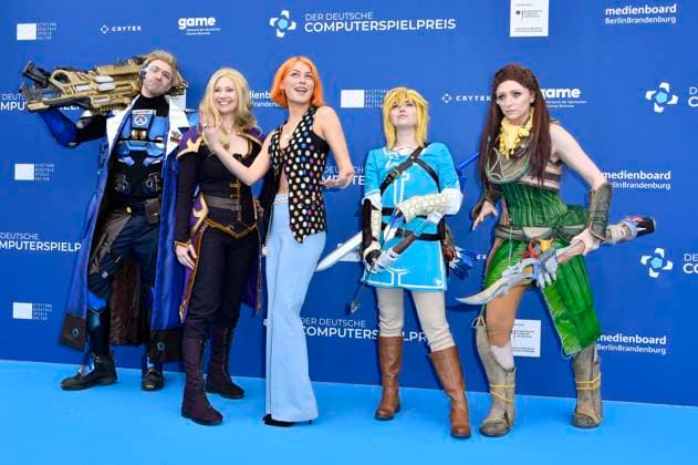 Alli Neumann with cosplayers Soldier 76, Zelda, Link and Aloy at the German Computer Game Award 2023 ceremony at Spindler Klatt Berlin, 11 05 2023 Foto:xN.xKubelkax xFuturexImage