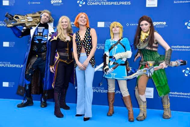 Alli Neumann with cosplayers Soldier 76, Zelda, Link and Aloy at the German Computer Game Award 2023 ceremony at Spindler Klatt Berlin, 11 05 2023 Foto:xN.xKubelkax xFuturexImage