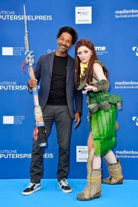 Tyron Ricketts with cosplayer Aloy at the German Computer Game Award 2023 ceremony at Spindler Klatt Berlin, 11 05 2023 Foto:xN.xKubelkax xFuturexImage