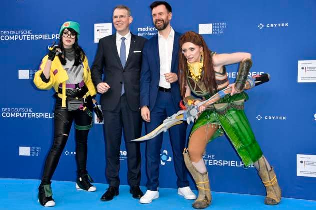 Florian Graf and Felix Falk with cosplayers Killjoy and Aloy at the German Computer Game Award 2023 ceremony at Spindler Klatt Berlin, 11 05 2023 Foto:xN.xKubelkax xFuturexImage