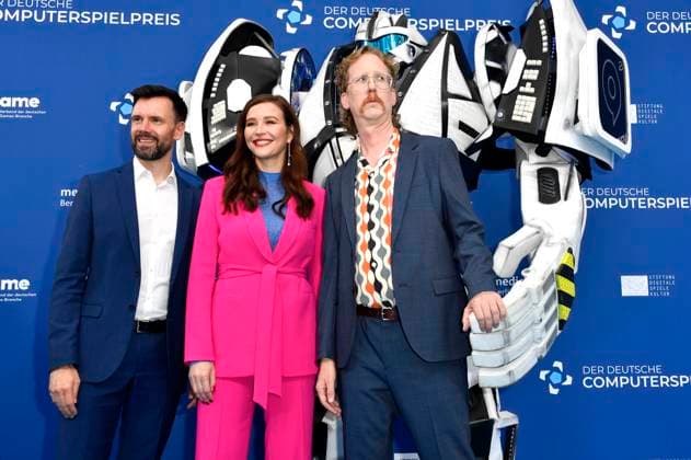 Felix Falk, Katrin Bauerfeind and Uke Bosse with Gamescom Bot at the award ceremony of the German Computer Game Award 2023 at Spindler Klatt Berlin, 11 05 2023 Foto:xN.xKubelkax xFuturexImage