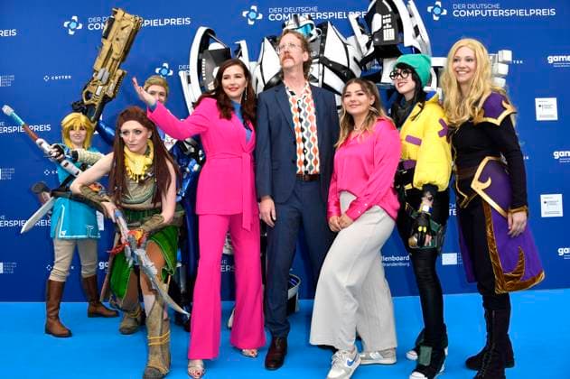 Katrin Bauerfeind, Uke Bosse and Olivia Osthushenrich aka Ollimeee with Gamescom Bot and cosplayers Princess Link, Aloy, Soldier 76, Killjoy and Zelda at the German Computer Game Award 2023 ceremony at Spindler Klatt Berlin, 11 05 2023. Foto:xN.xKubelkax xFuturexImage