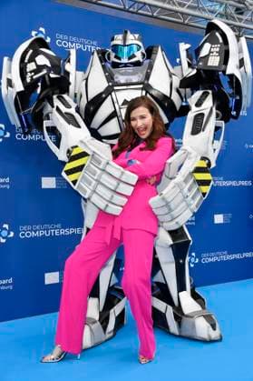 Katrin Bauerfeind and Gamescom Bot at the award ceremony of the German Computer Game Award 2023 at Spindler Klatt Berlin, 11 05 2023 Foto:xN.xKubelkax xFuturexImage