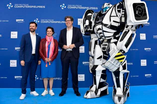 Bilder des Jahres 2023, Entertainment 05 Mai Entertainment Themen der Woche KW19 Entertainment Bilder des Tages Felix Falk, Sandra Detzer und Michael Kellner mit Gamescom Bot bei der Verleihung des Deutschen Computerspielpreises 2023 im Spindler & Klatt. Berlin, 11.05.2023 *** Felix Falk, Sandra Detzer and Michael Kellner with Gamescom Bot at the German Computer Game Award 2023 ceremony at Spindler Klatt Berlin, 11 05 2023 Foto:xN.xKubelkax xFuturexImage